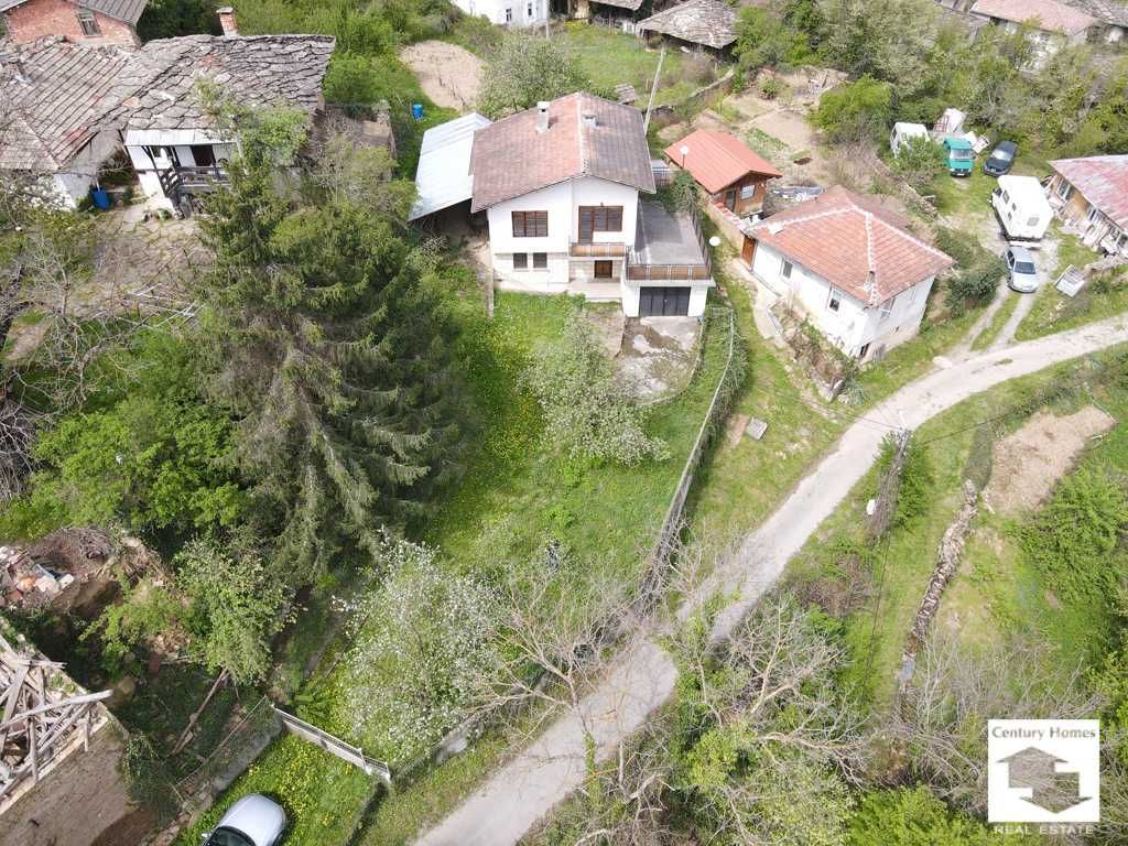 165095 Двуетажна къща с прекрасна панорамна гледка в с. Беломъжите