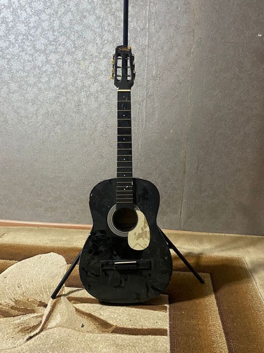 Гитара в хорошем состояние