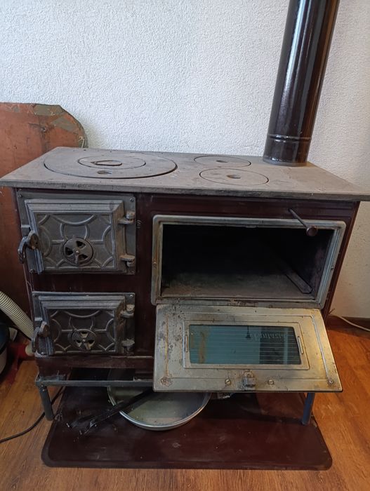 Печка на дърва със фурна.