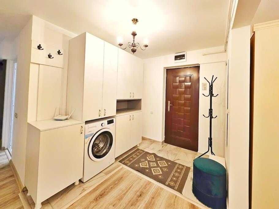 Inchiriez Apartament 3 camere zona centrala