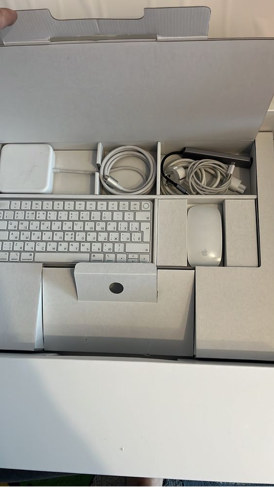 Продам компьютер iMac 24-inch б/у в отличном  клавиатура беспроводная