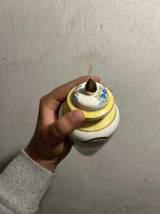 Елегантна винтидж порцеланова ваза  от "The Leonardo Collection"