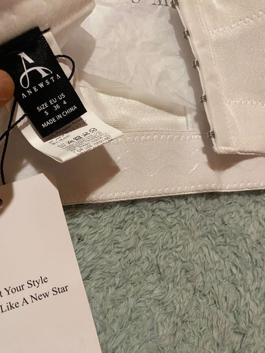 Бял корсет с блестящи елементи