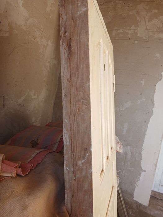 Taxta eshik sotiladi