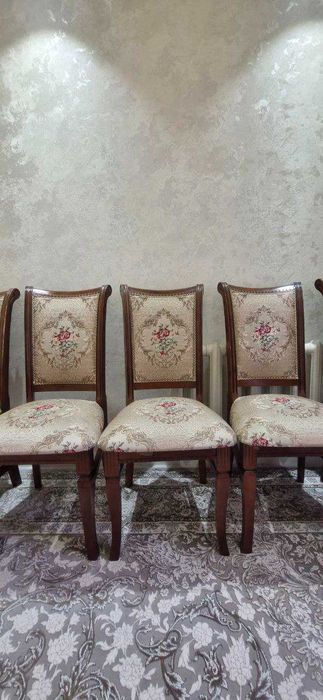 Стол ва стуллар тўплами сотилади