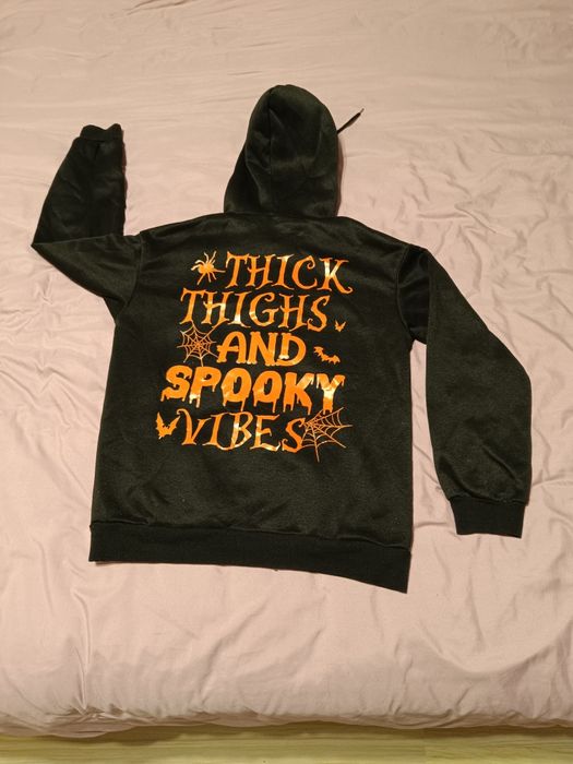 Суичър Thick Thighs and Spooky Vibes за Хелоуин