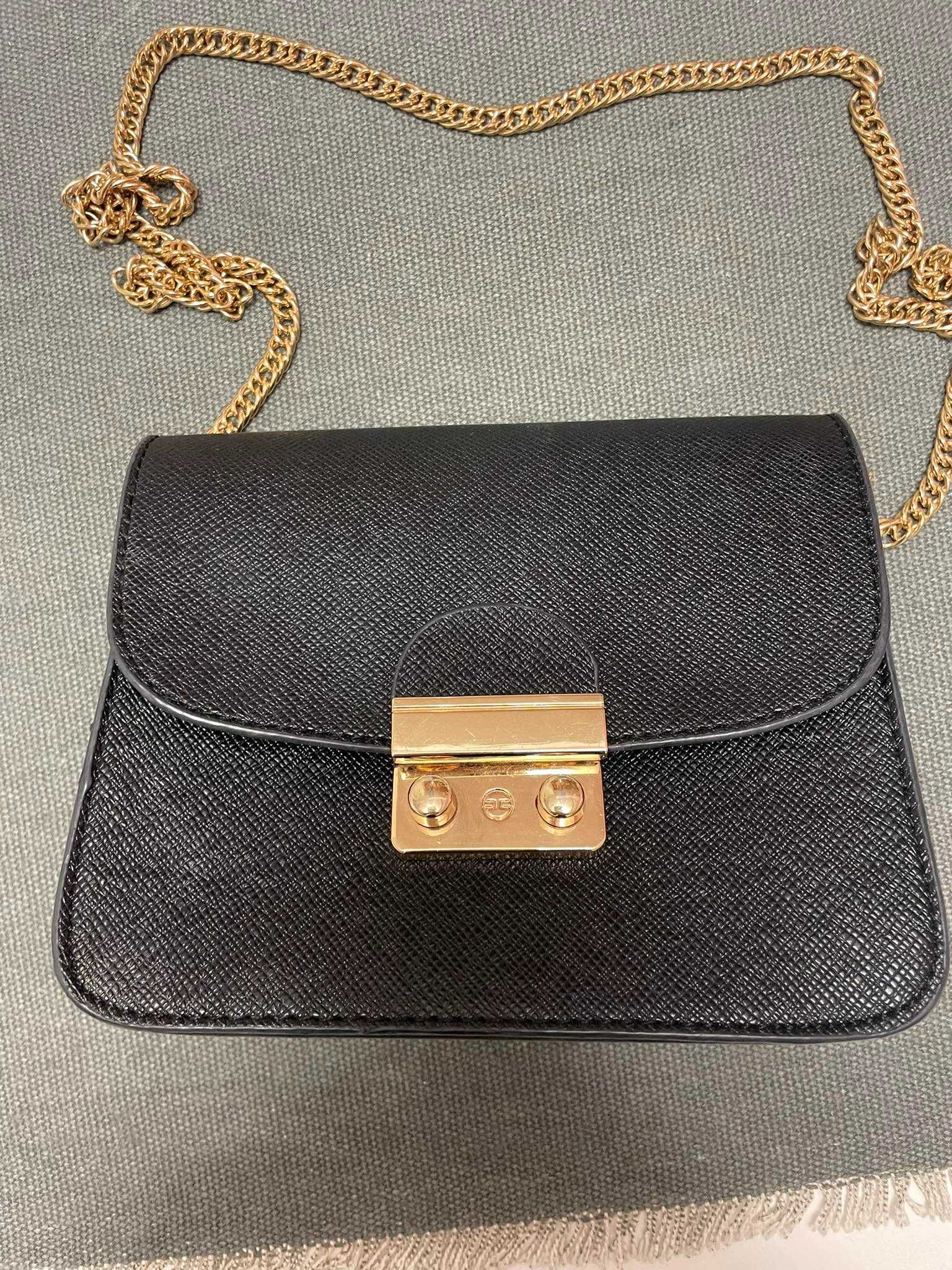 Дамска чанта в черно със златна дръжка