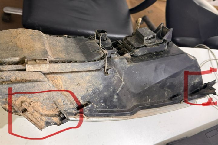 Far stanga DEFECT 2 PICIOARE RUPTE! Fiat Stilo prima generatie