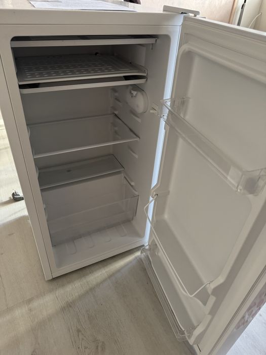 Хладилник Arielli свободностоящ, малък с една врата