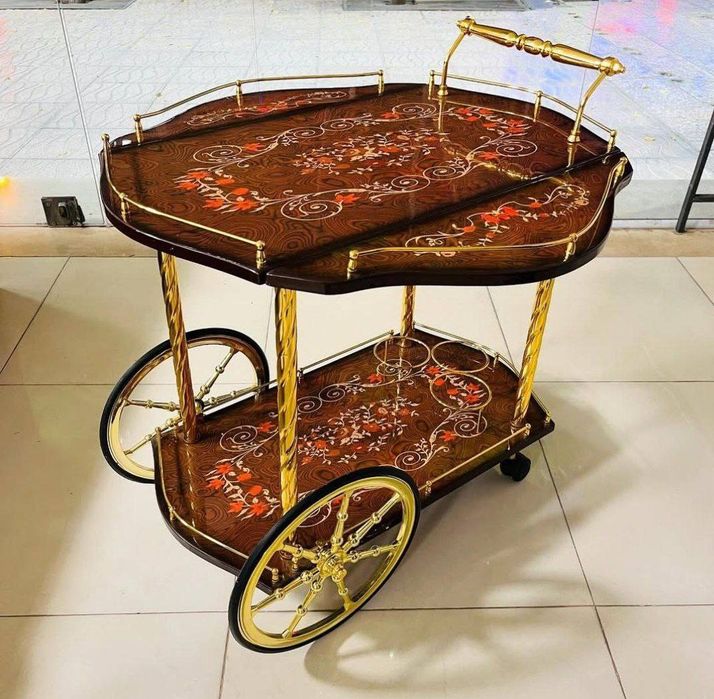 Сервировочный столик в бело-золотом дизайне – стиль и элегантность