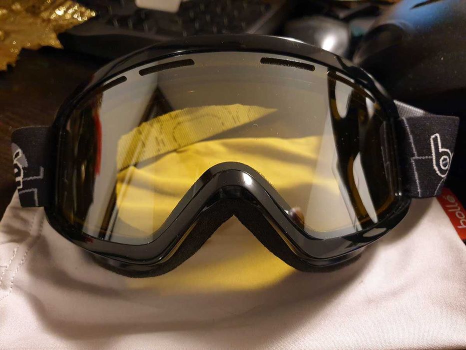 Ochelari schi Bolle, mărime M, lentile de culoare galbenă; 50 lei