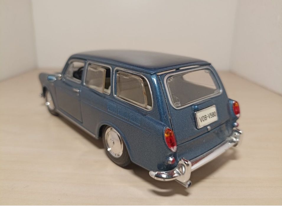 Volkswagen 1600
Scara 1:24
Produs maisto 
Material metal+plastic

Poze