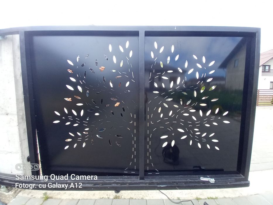 Poarta autoportanta si pe sina la comanda