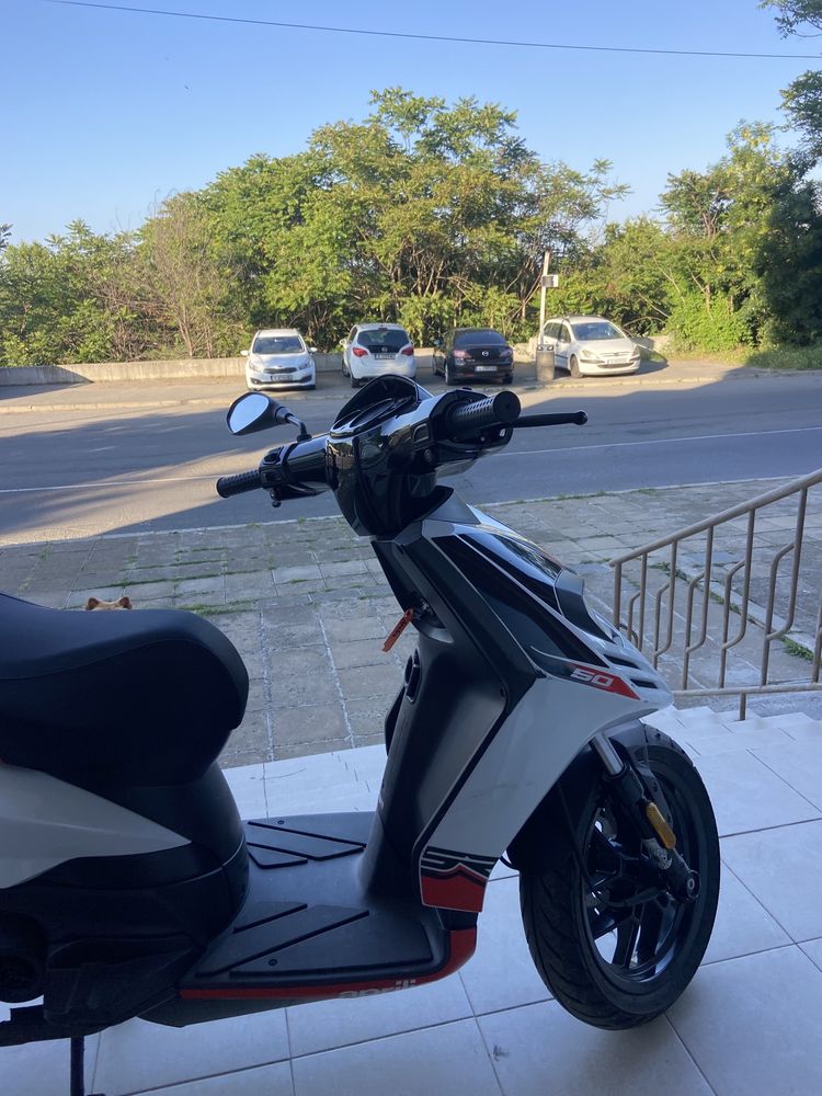 Скутер Aprilia