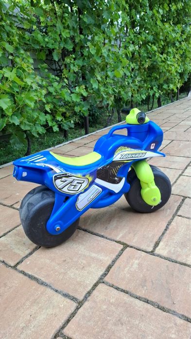 Motocicleta din plastic