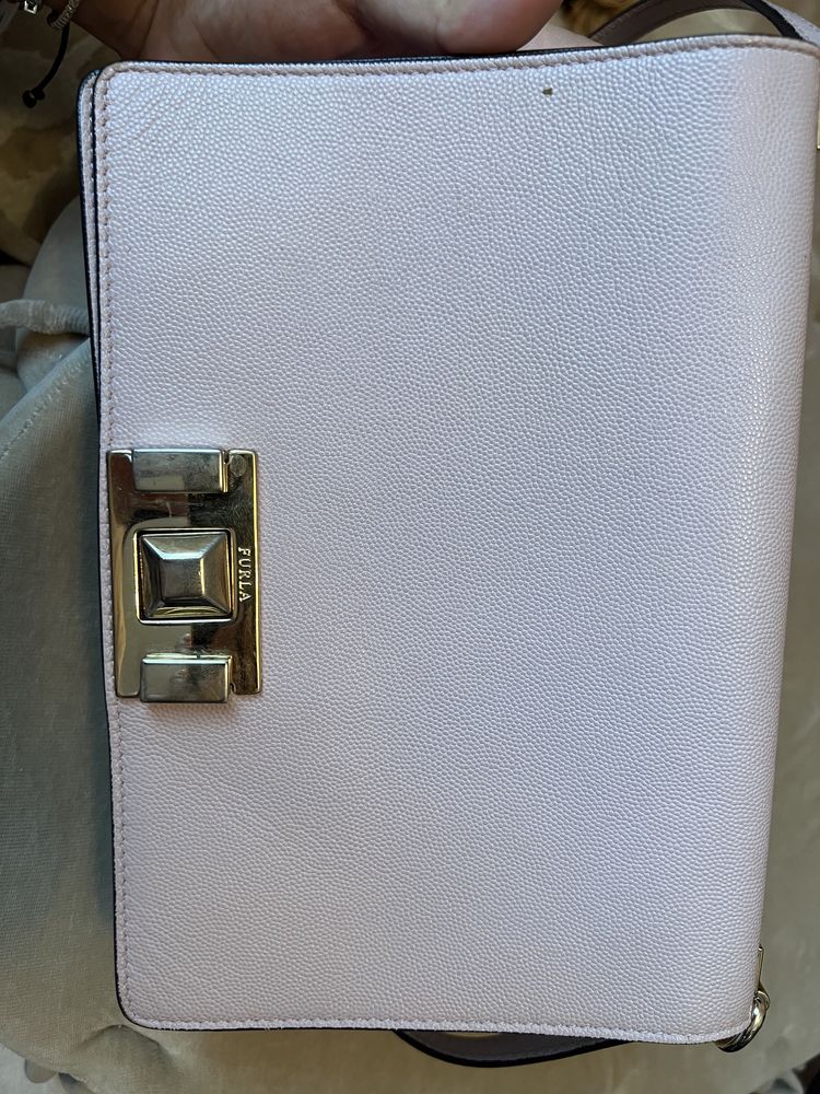 Geanta marca Furla, de piele, zale aurii .