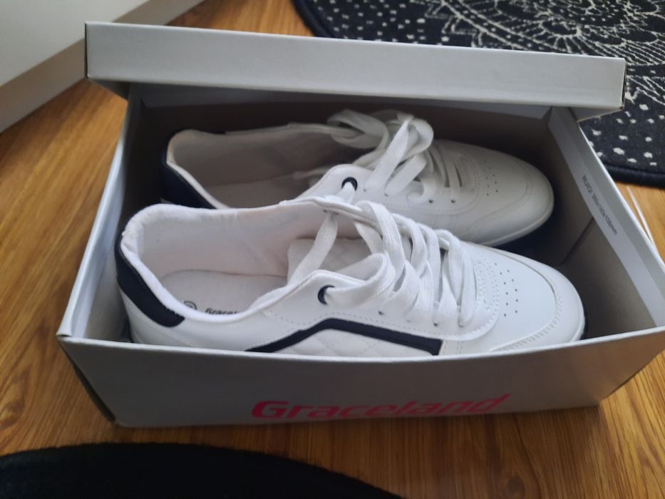 Vand adidasi noi, alb cu negru, nepurtati, de dama