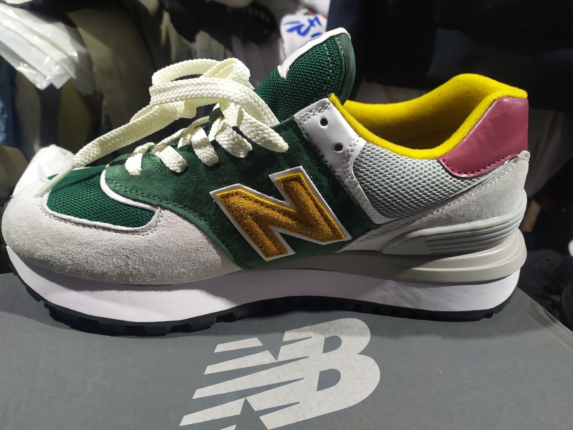 Продаются кроссовки New Balance.