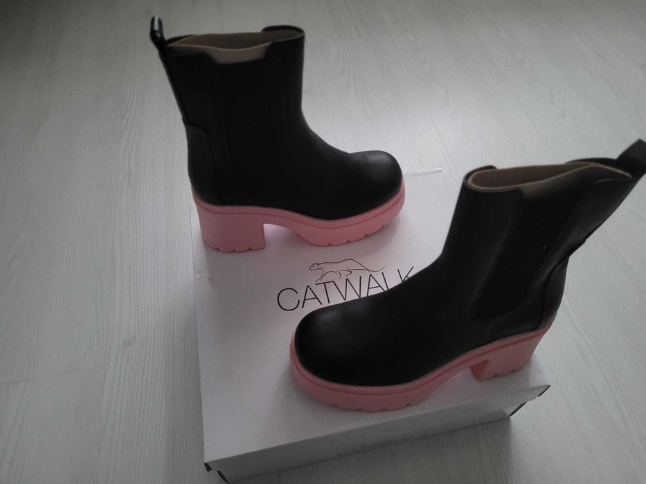 Vand CATWALK Botine Negru cu Roz, Nr 39, NOU, Cutie 129 Lei