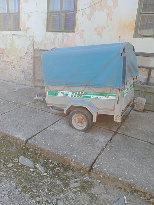 Vând remorcuta auto