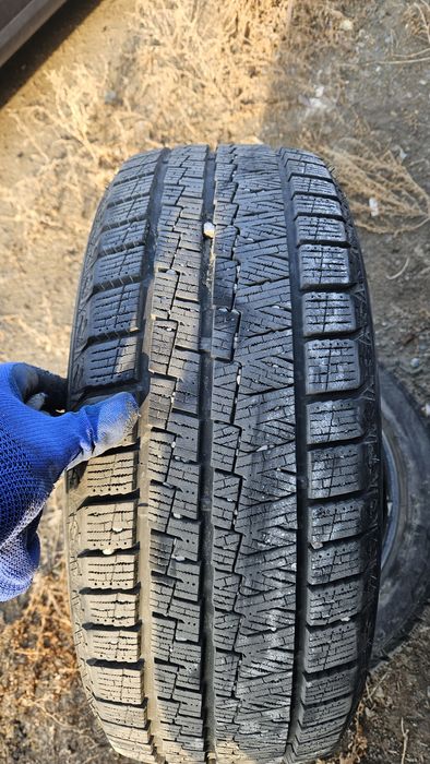 Продам R17 две  зимние покрышки