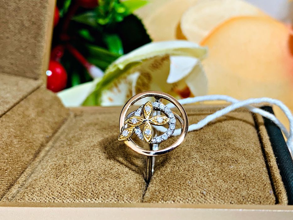 Нежное золотое кольцо с бриллиантами