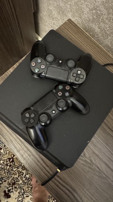 Playsation Ps4 - Продаётся  , купил год назад для дома.