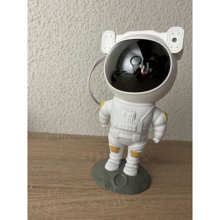 Интерактивна играчка за прожектиране на космоса, Астронавт