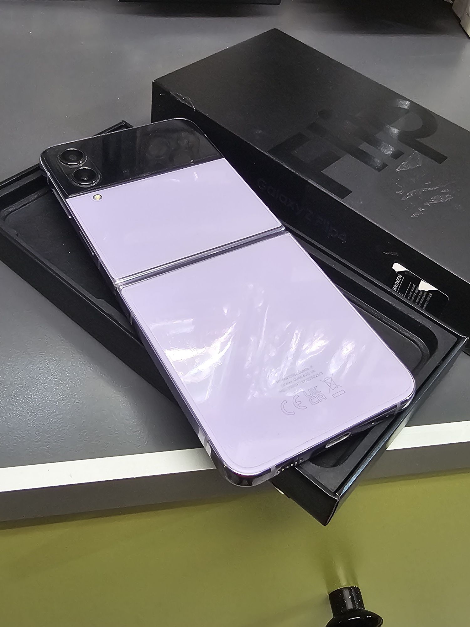 Samsung Galaxy Zflip 4 лилав