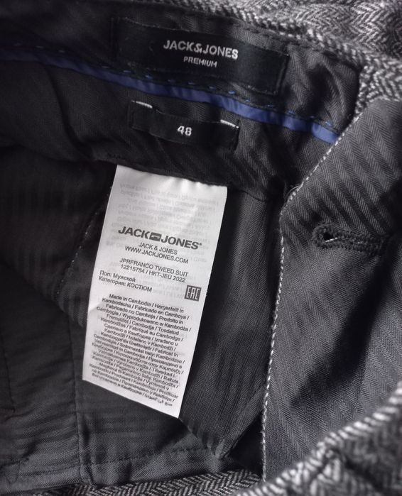 Costum jack&jones mărimea 48 perfect pentru un s
