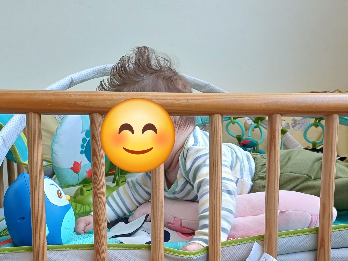 Дървена кошара за игра с матраче и обиколник и регулируемо дъно