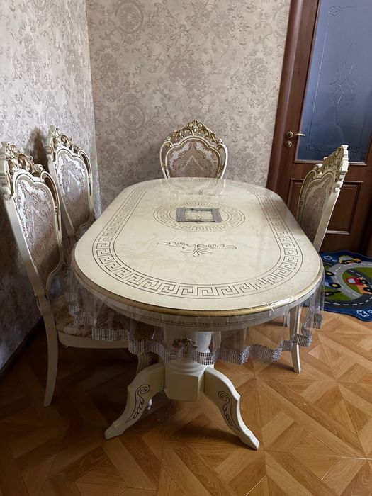 Срочно продам стол и стулья