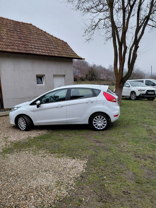 Vând Ford Fiesta an 2010,benzina1.3,recent adus