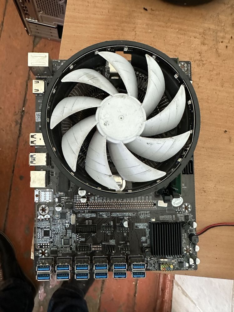 Продам риг на 12 карт с блоком питания и райзерами и ssd диском.