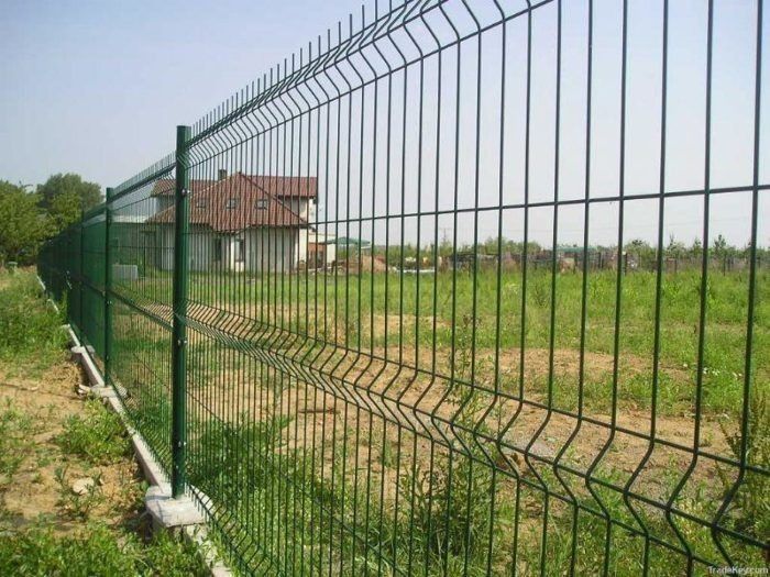 Garduri și porți din plasă bordurată