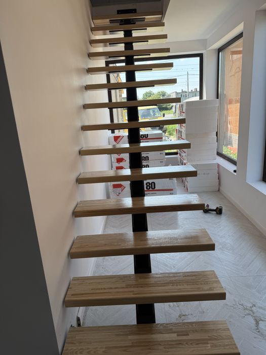 Scari interioare cu trepte de lemn