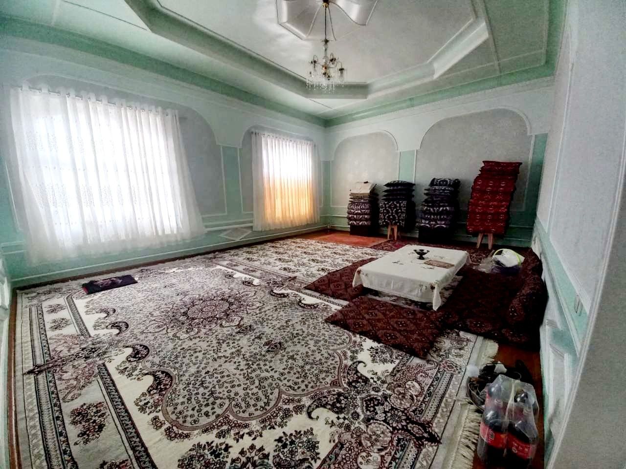 В центре города ахангаран продаётся большой дом за 100 000 $ (уступим)