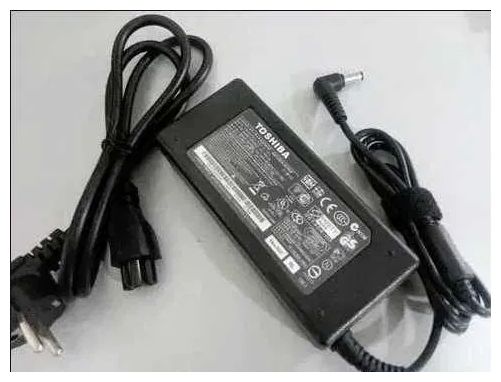 Зарядка, блок питания на ноутбук * Toshiba * и шнур питания.