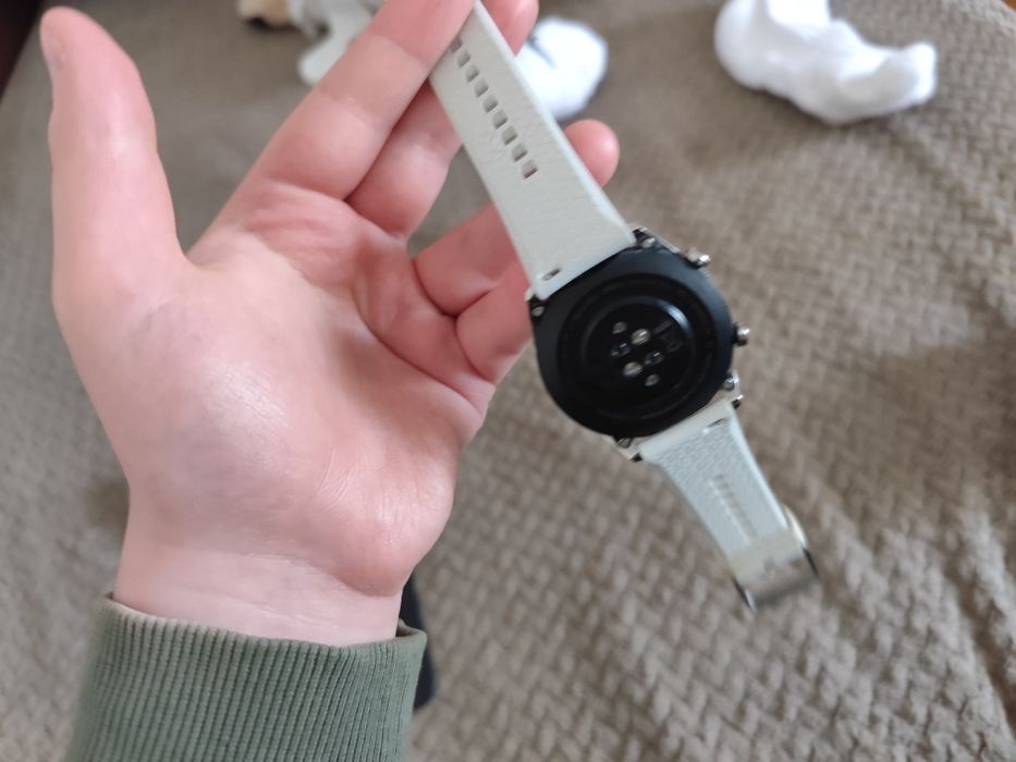 Vând urgent ceasuri amândouă functionabile