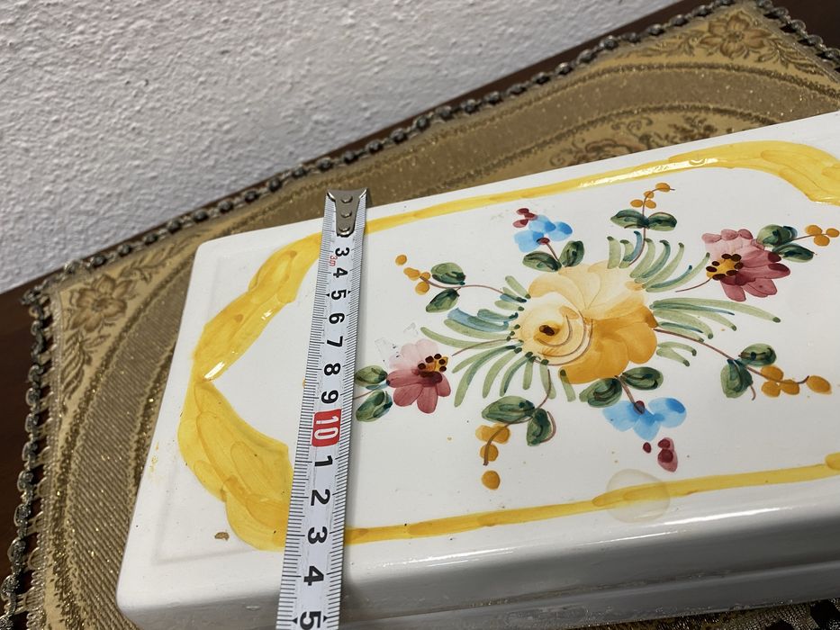 Стенни порцеланови вази с орнаменти