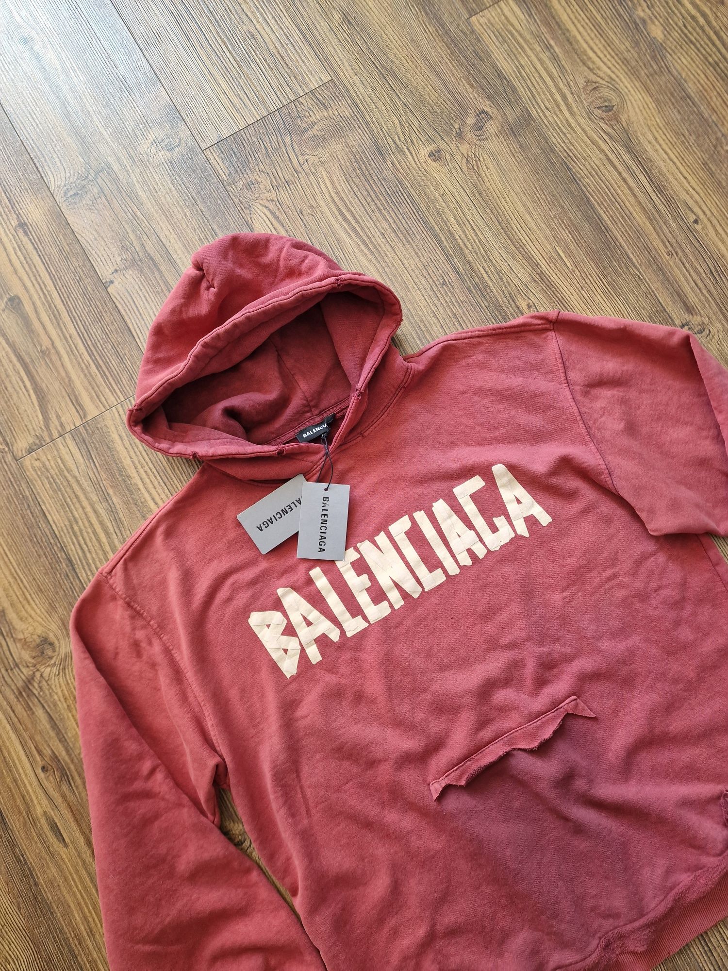 Страхотен мъжки суитчър BALENCIAGA размер M L XL 2XL 3XL 



Страхот