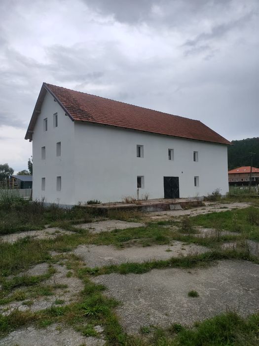 Hala in Romanasi 360 m²