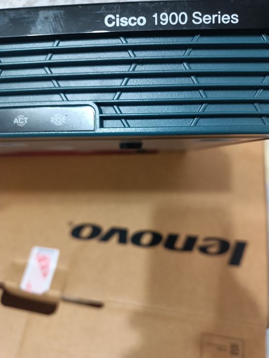 Router profesional Cisco 1921 ideal pentru rețele Enterprise