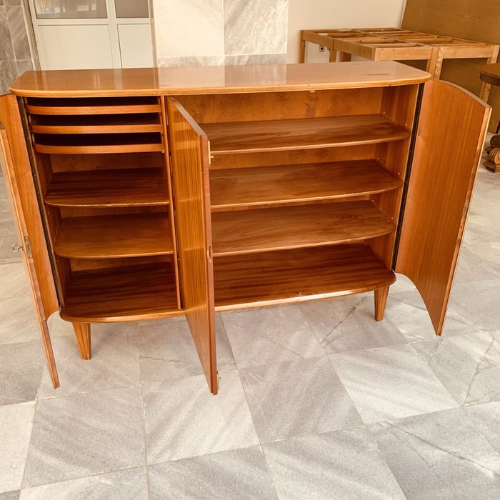 Ретро шкаф с елегантна фурнирована повърхност