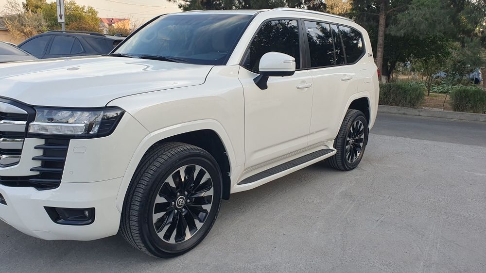 Toyota Land Cruiser.300 3.5Tvin turbo. Yili 2022. Yurgani 49000. Narxi