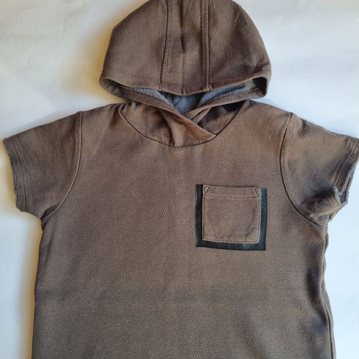 Зелена блуза с мотори H&M и блуза с качулка и къс ръкав Next, 122 см.