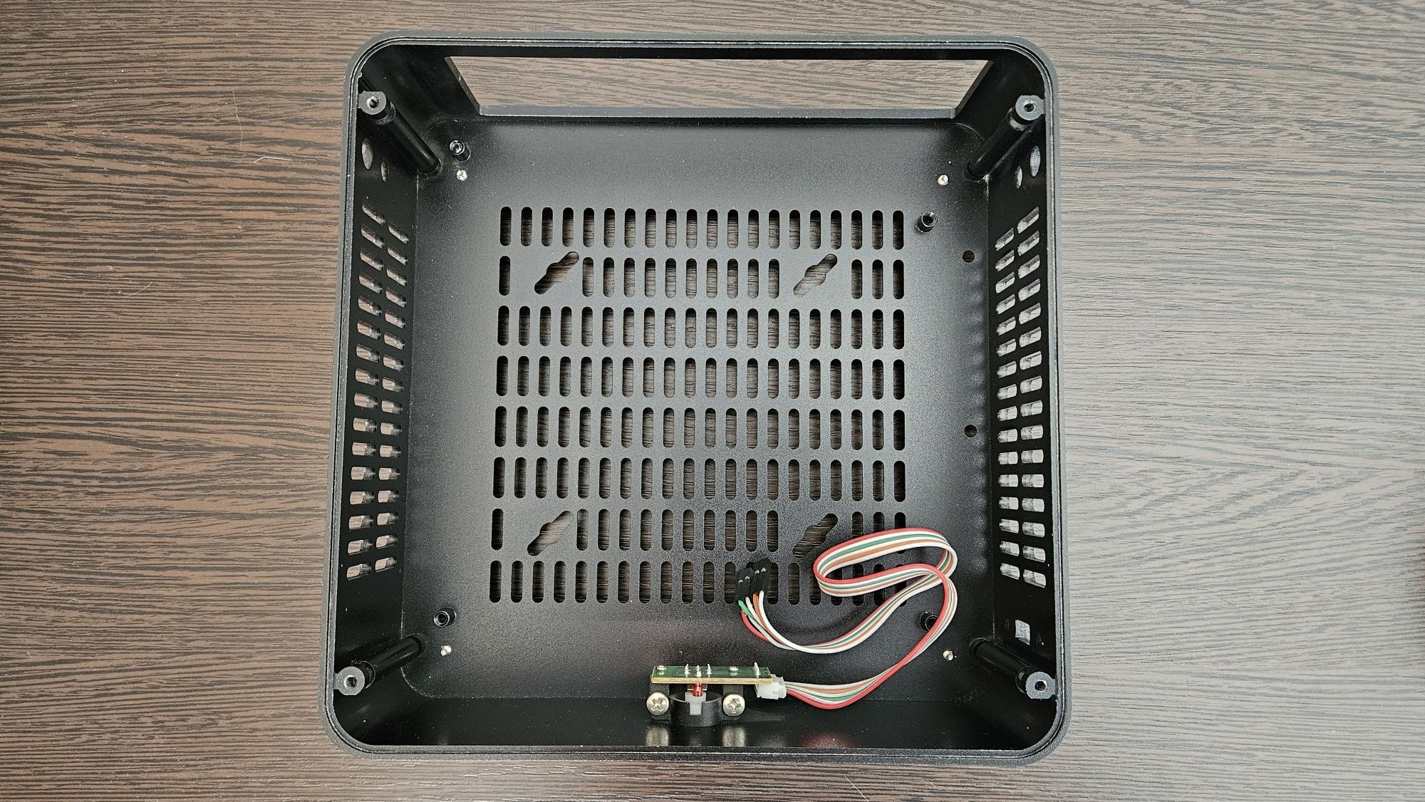 Компактный корпус для компьютера mini-itx