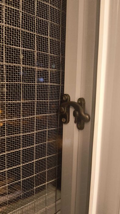 Plasa metalica pentru siguranta pisicutelor