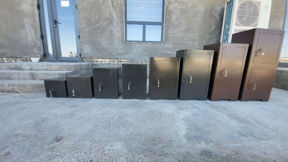 Мебель магазинда сейфлар сотилади.