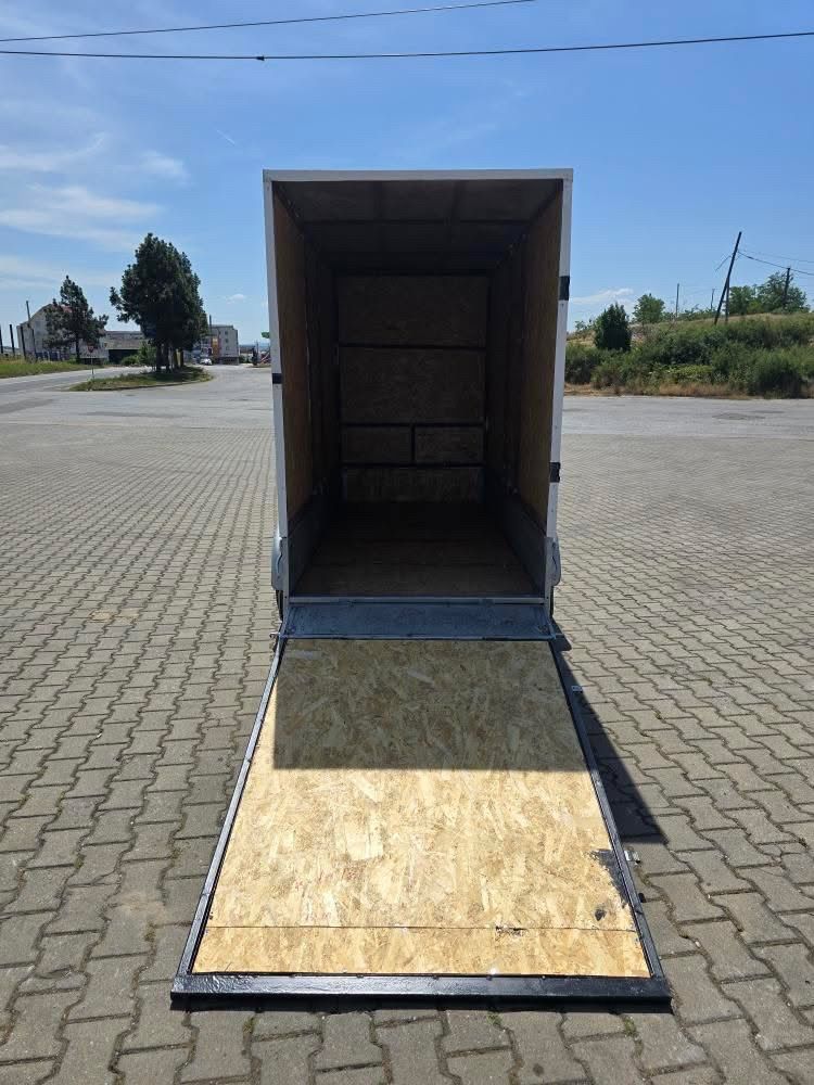 Remorca 750 cub cu sistem franare